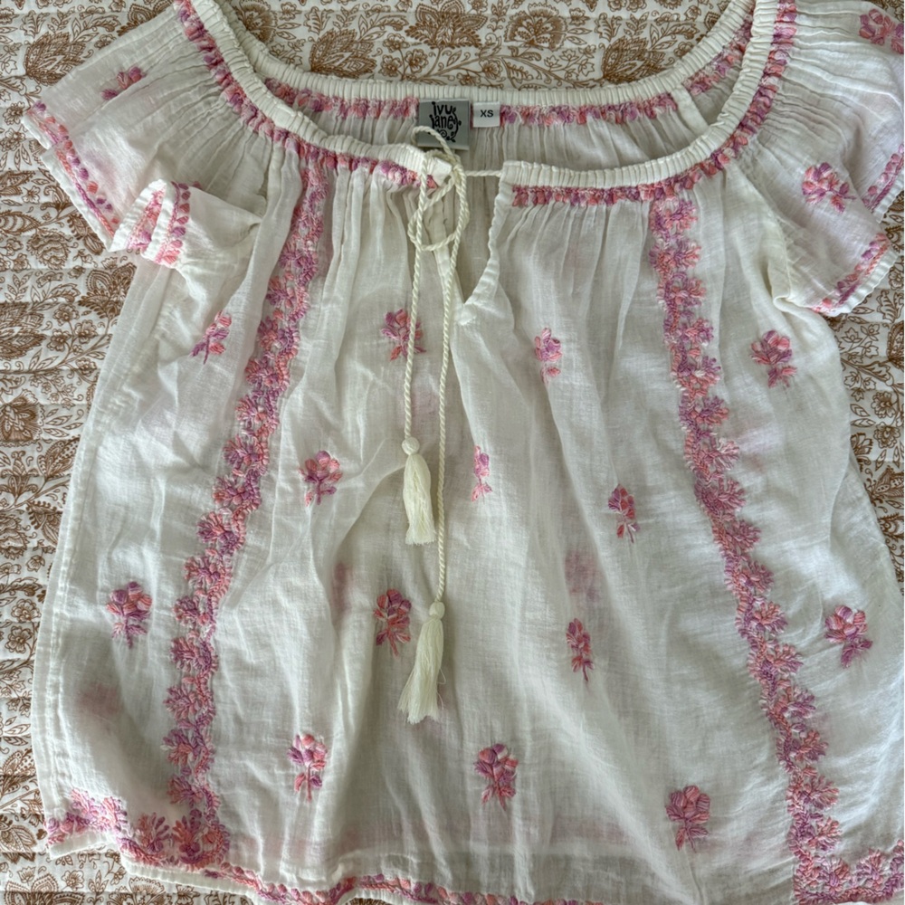Ivy Jane Anthropologie White and Pink Embroidered top puff sleeve size XS
